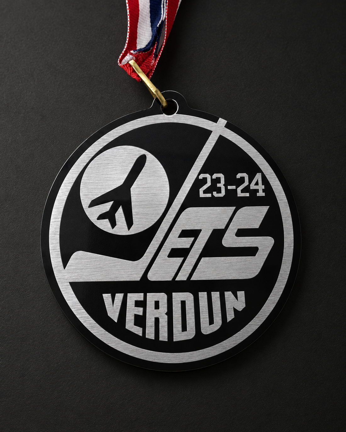 La médaille originale d’Alexandre, Jets de Verdun 23-24, en aluminium brossé avec son ruban rouge, blanc et bleu